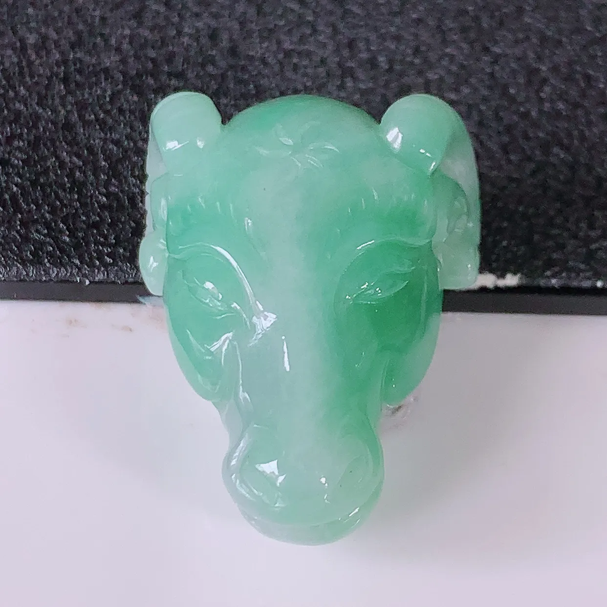 自然光实拍，冰润飘绿翡翠生肖羊头吊坠，种老水足，雕工精湛 ，寓意美好，佩戴时尚出众！#32.10
