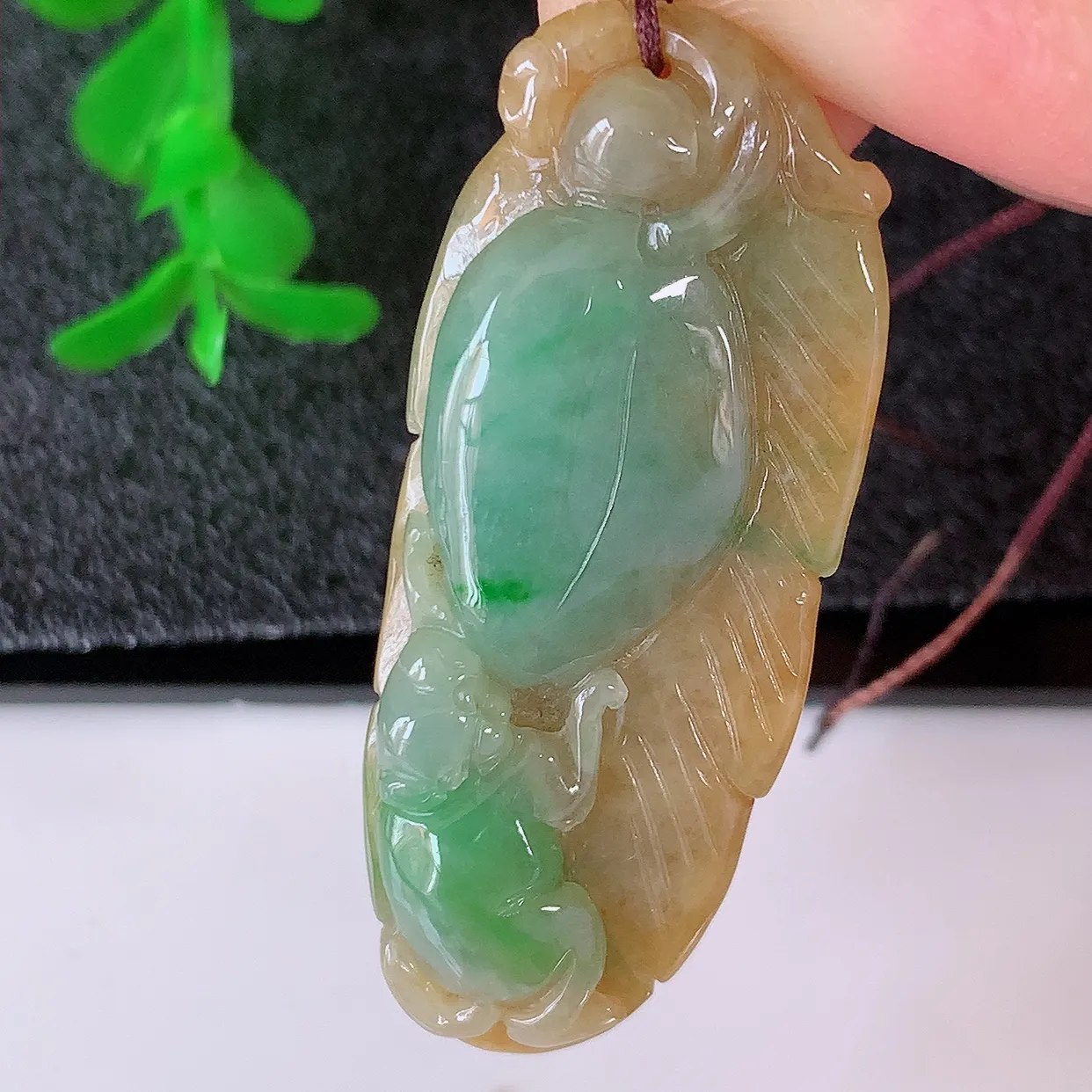 自然光实拍，冰润黄加绿翡翠生肖猴子吊坠，种老水足，雕工精湛 ，寓意美好，佩戴时尚出众！#05.10
