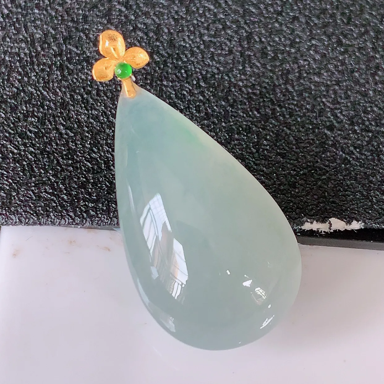 18k金镶嵌冰种翡翠水滴吊坠，沁人心脾，精致典雅的设计，为佩戴者，增添色彩，送礼自留都是佳品选择！#94.10