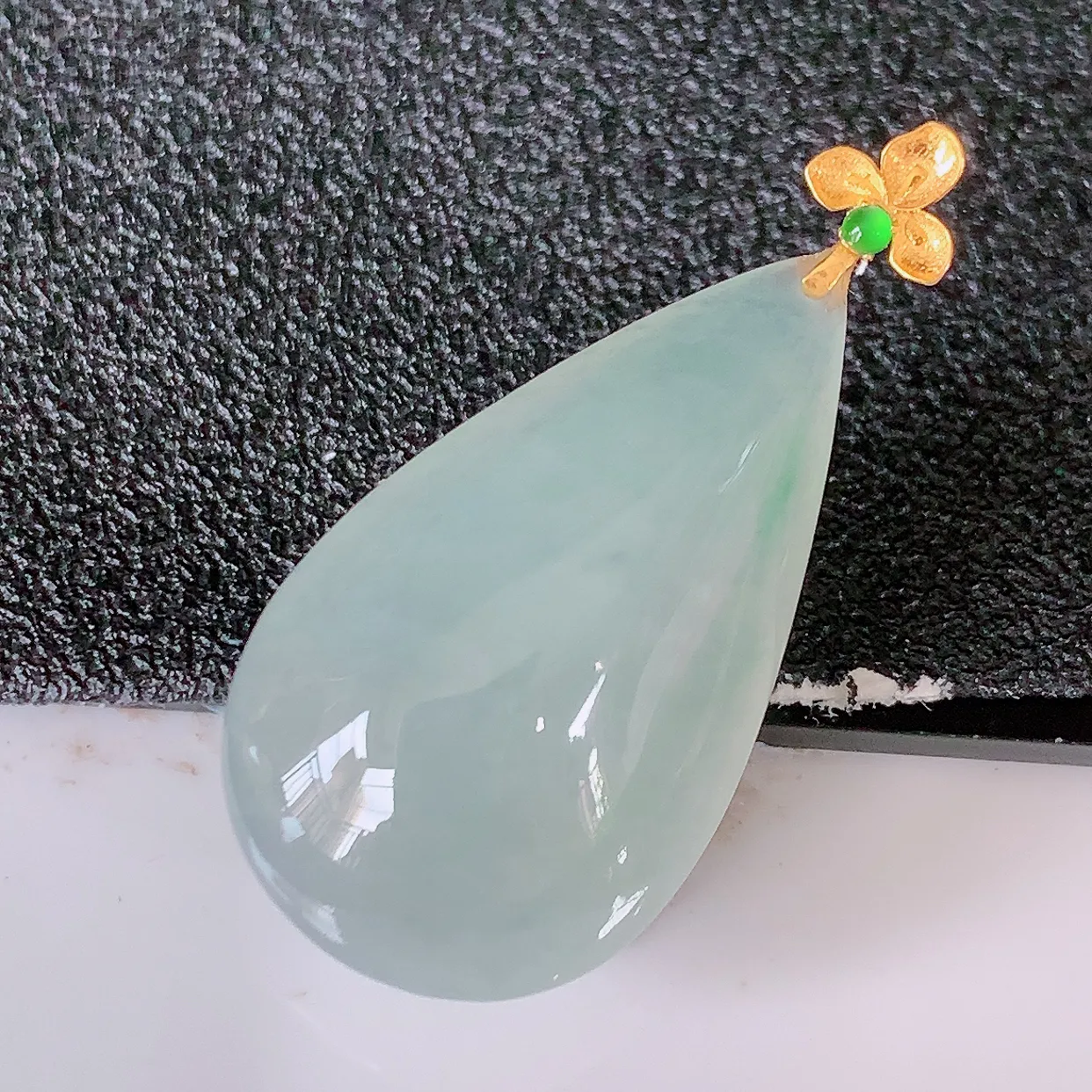 18k金镶嵌冰种翡翠水滴吊坠，沁人心脾，精致典雅的设计，为佩戴者，增添色彩，送礼自留都是佳品选择！#94.10
