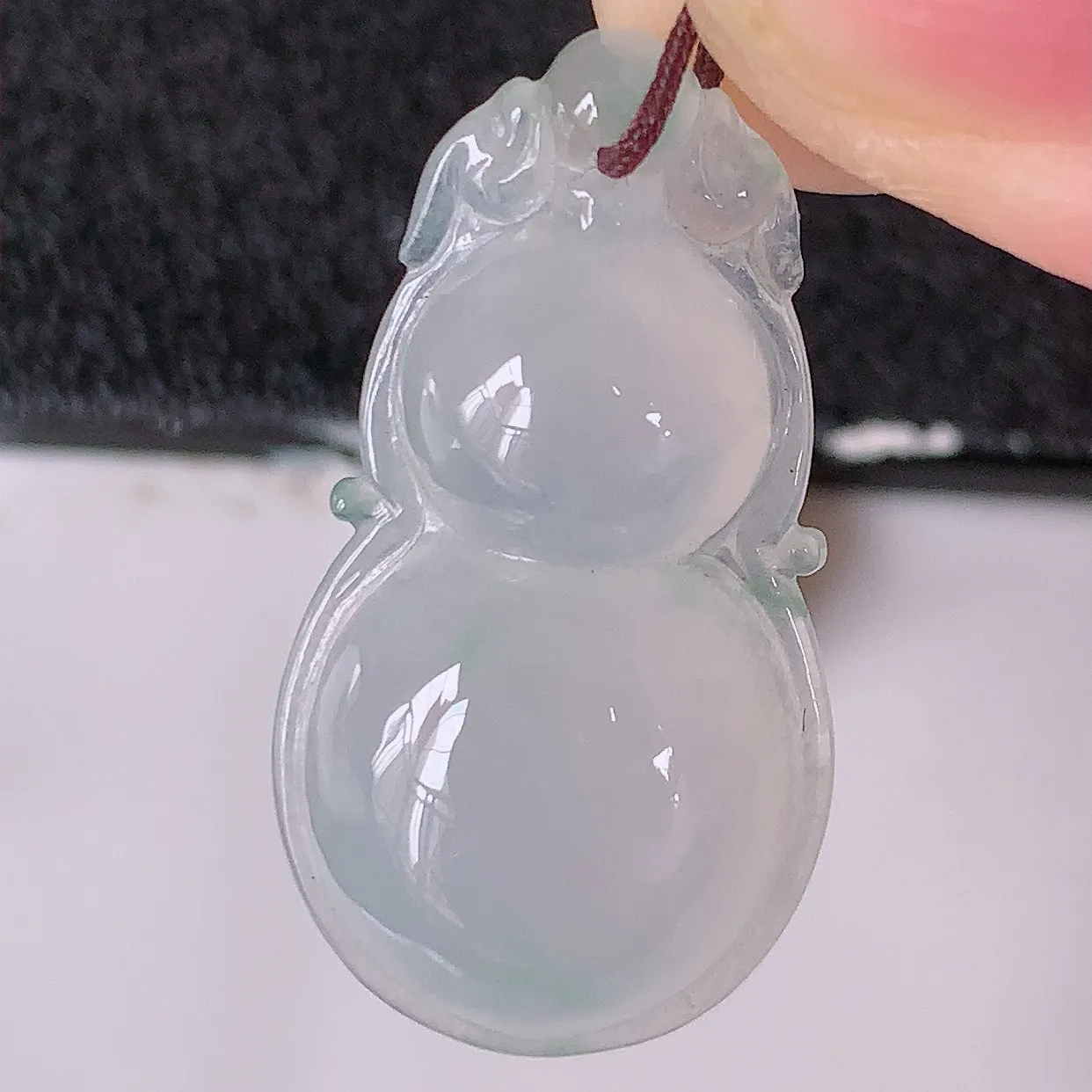 自然光实拍，冰种翡翠葫芦吊坠，寓意福禄双全，财源滚滚，清新脱俗，佩戴效果优雅迷人！#57.10