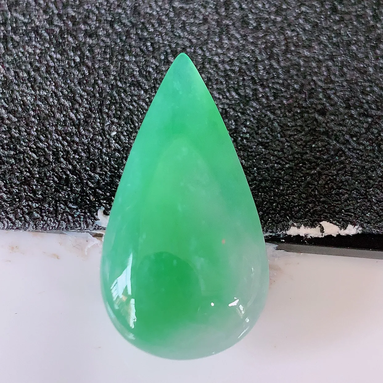 自然光实拍，冰润满绿翡翠水滴，种老水足，雕工精湛 ，寓意美好，镶嵌更靓，佩戴时尚出众！#94.10