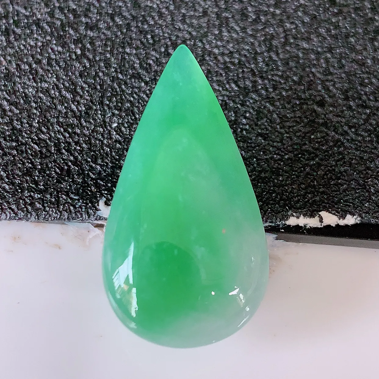 自然光实拍，冰润满绿翡翠水滴，种老水足，雕工精湛 ，寓意美好，镶嵌更靓，佩戴时尚出众！#94.10