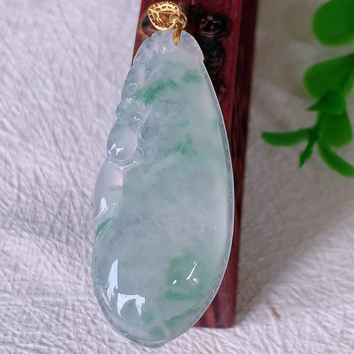 18K金镶嵌冰种飘花翡翠招财福瓜吊坠，精美饱满福瓜，种水足，形态圆润饱满，福相十足 ！#00.10