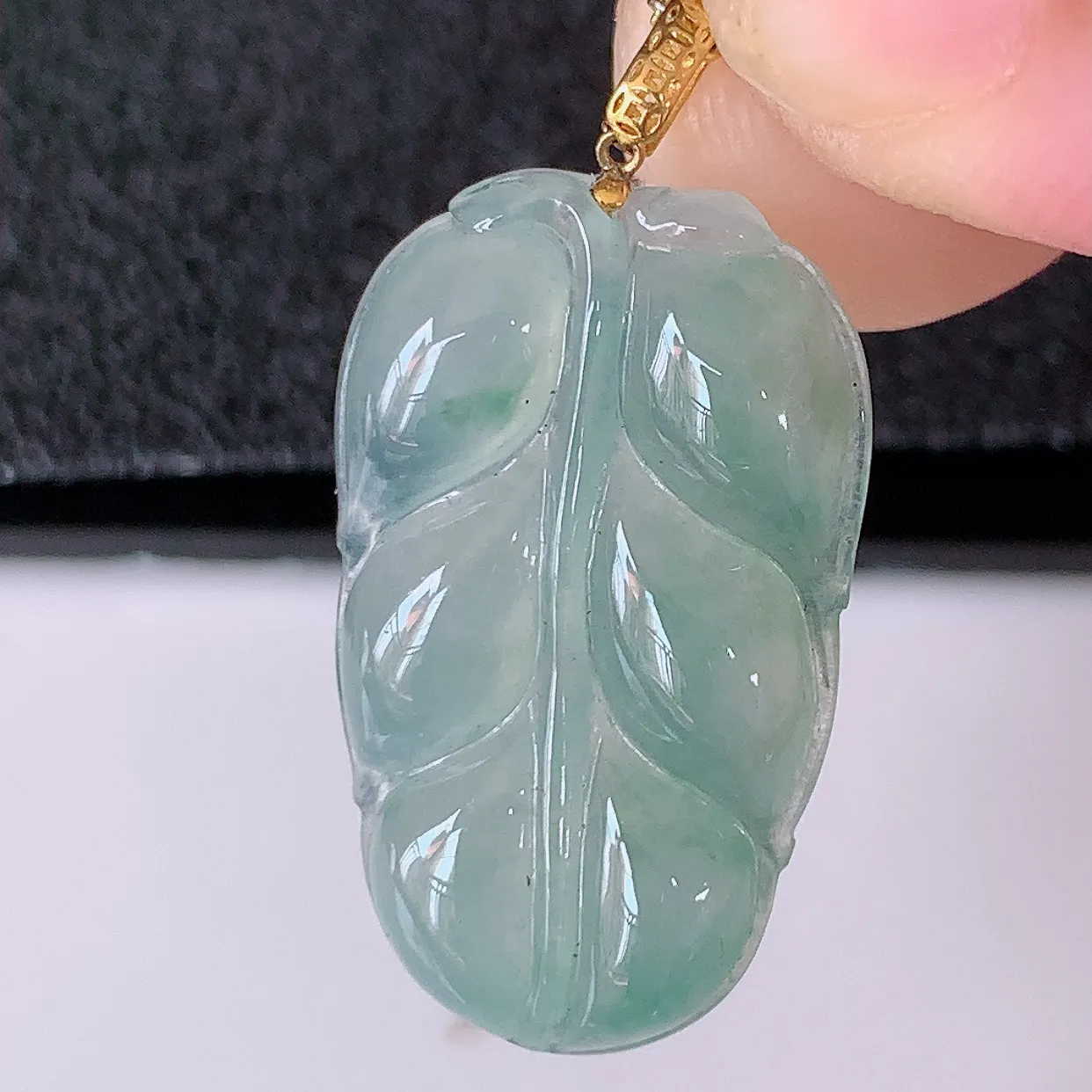 18K金镶嵌冰种叶子翡翠叶子吊坠 ，种水足，色泽清新，工艺精湛，叶子寓意美好；金枝玉叶，事业有成。#
