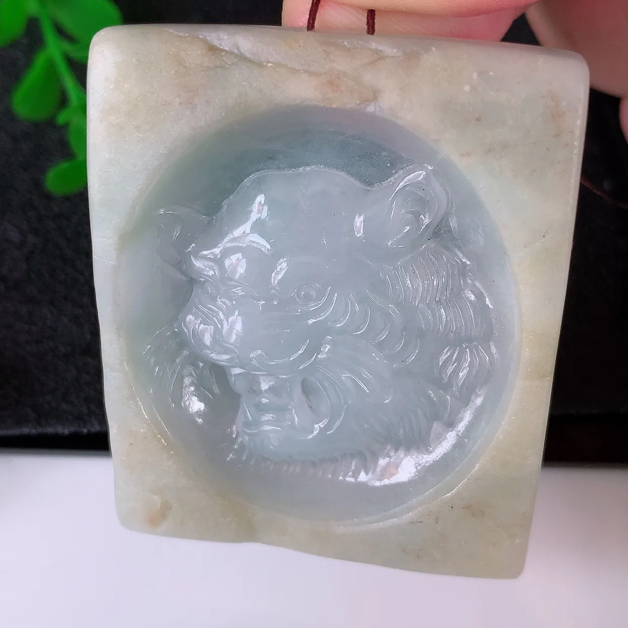 自然光实拍，冰润双彩翡翠生肖虎吊坠，种老水足，雕工精湛 ，寓意美好，佩戴时尚出众！#60.10