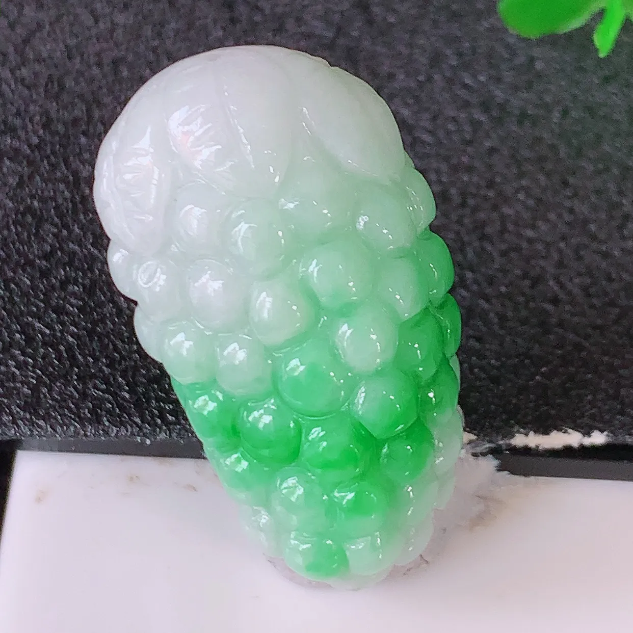 自然光实拍，冰润飘绿翡翠葡萄吊坠，多子多福，种老水足，雕工精湛 ，寓意美好，佩戴时尚出众！#1.10