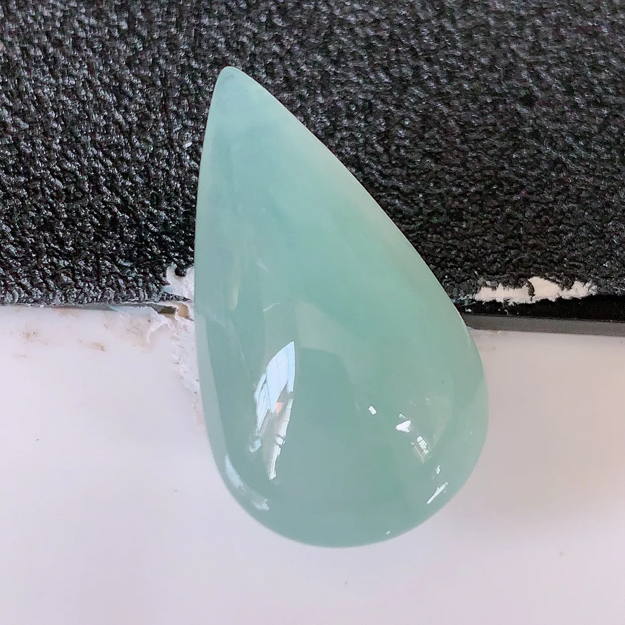 自然光实拍，冰种翡翠水滴，种老水足，雕工精湛 ，寓意美好，镶嵌更靓，佩戴时尚出众！#94.10