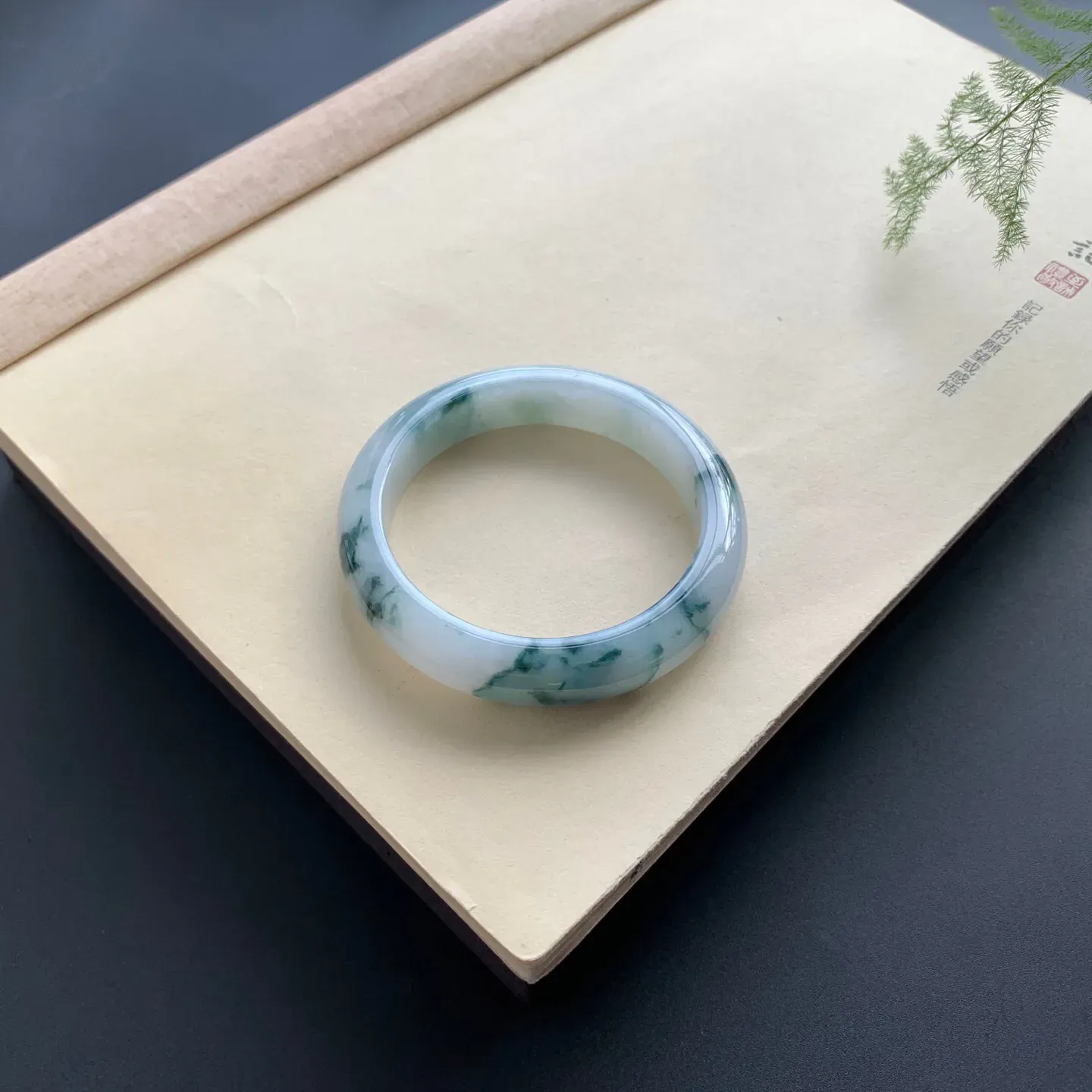 55.5圈口飘花正圈手镯 尺寸：55.5-12-8.5，无纹裂，细腻光滑，花色浓郁