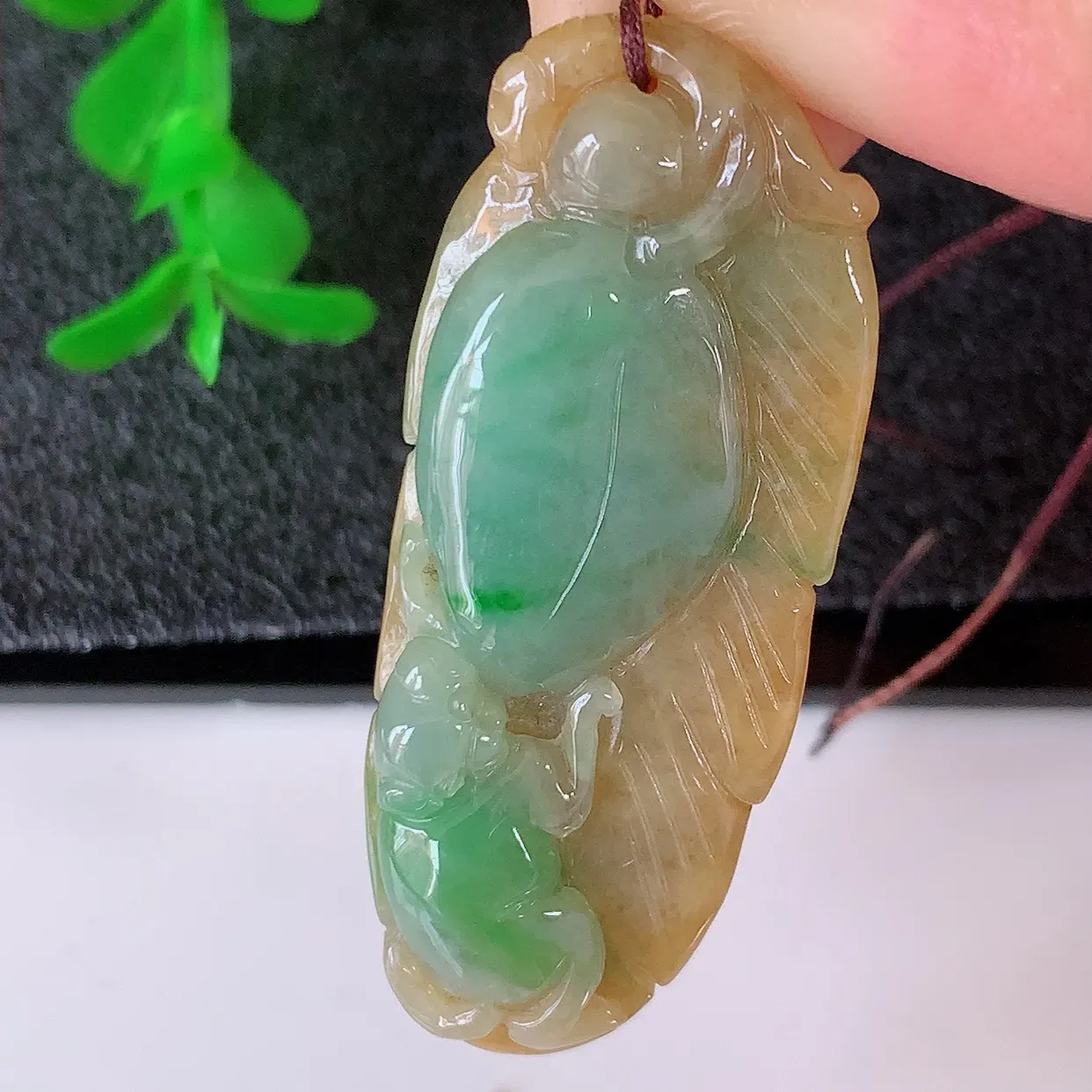 自然光实拍，冰润黄加绿翡翠生肖猴子吊坠，种老水足，雕工精湛 ，寓意美好，佩戴时尚出众！#05.10