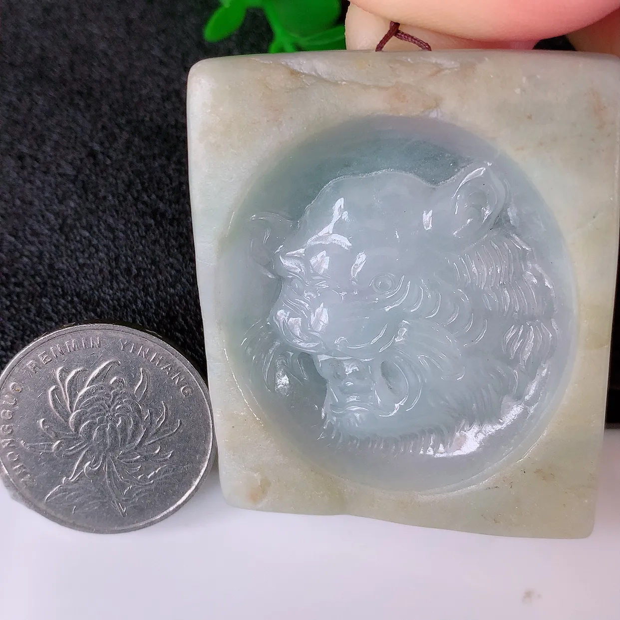 自然光实拍，冰润双彩翡翠生肖虎吊坠，种老水足，雕工精湛 ，寓意美好，佩戴时尚出众！#60.10