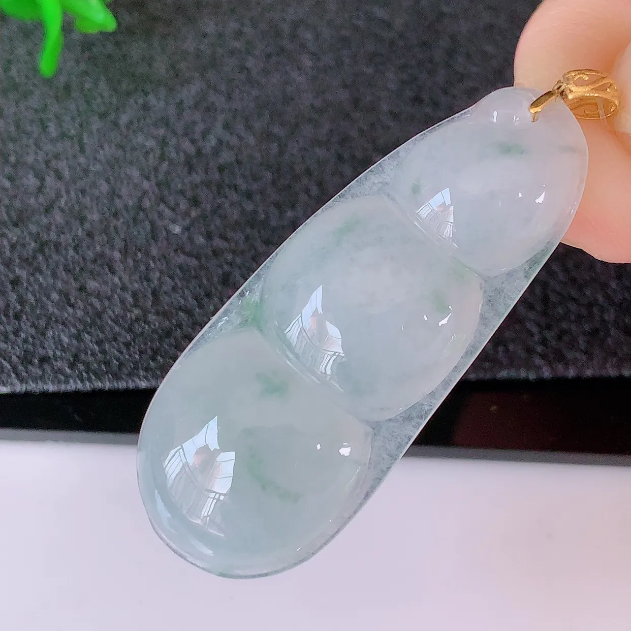 18K金镶嵌冰种飘花翡翠四季豆吊坠，平安豆福豆玉坠，冰润通透，豆粒饱满，寓意：豆蔻年华！#49.10