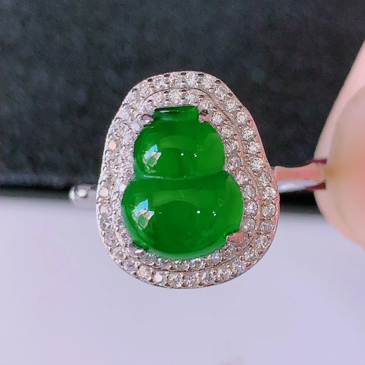 冰透满绿翡翠925银镶嵌葫芦戒指，自然光实拍，翠色灵动，颜色漂亮，种老水足，品相佳，佩戴佳品！#97.8（圈口可调大小）整体27.5-18*9.5裸10*8
