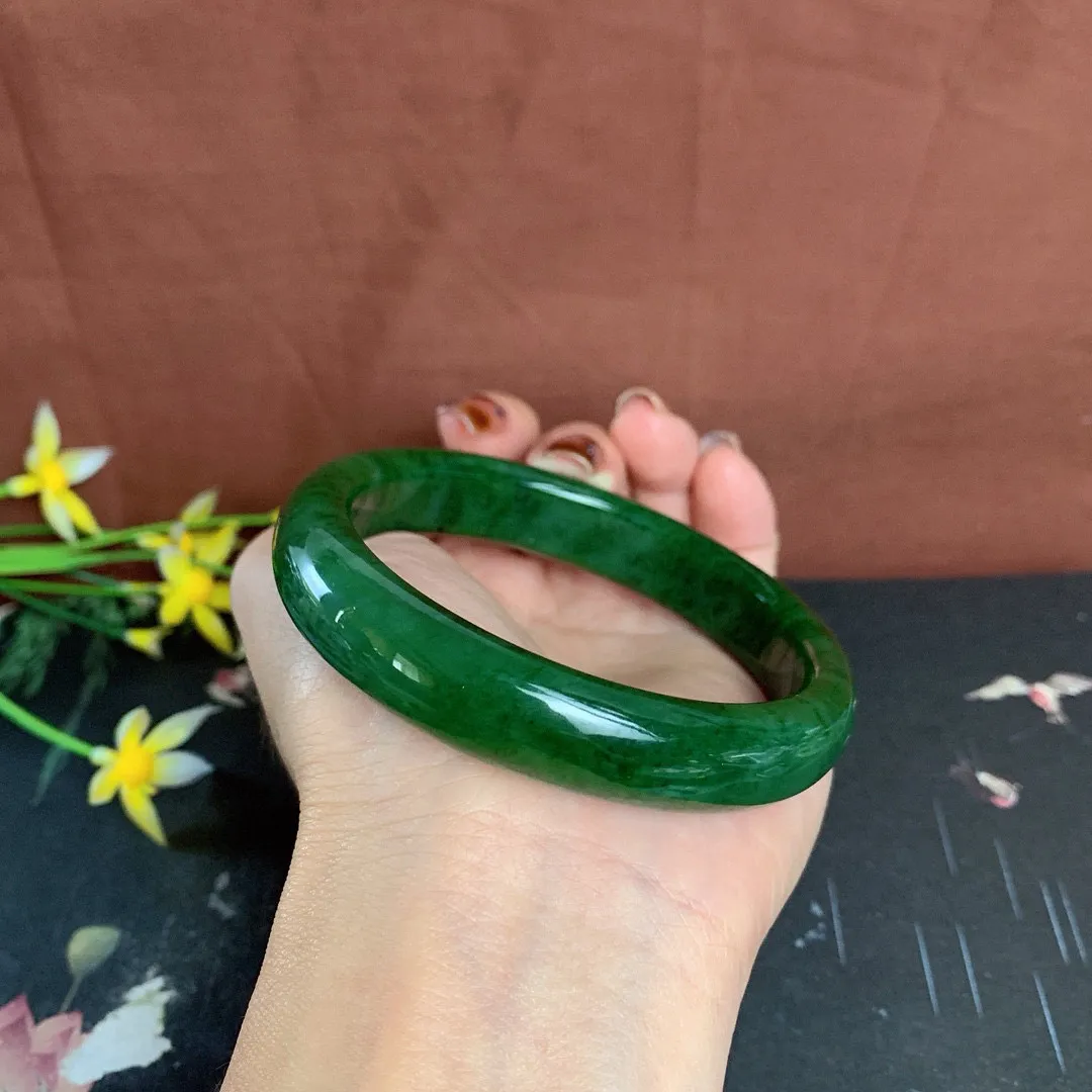 和田玉61圈口菠菜绿碧玉手镯！圈口61宽13玉质细腻油润 底色纯净 无裂无棉 脂粉好，品质高。