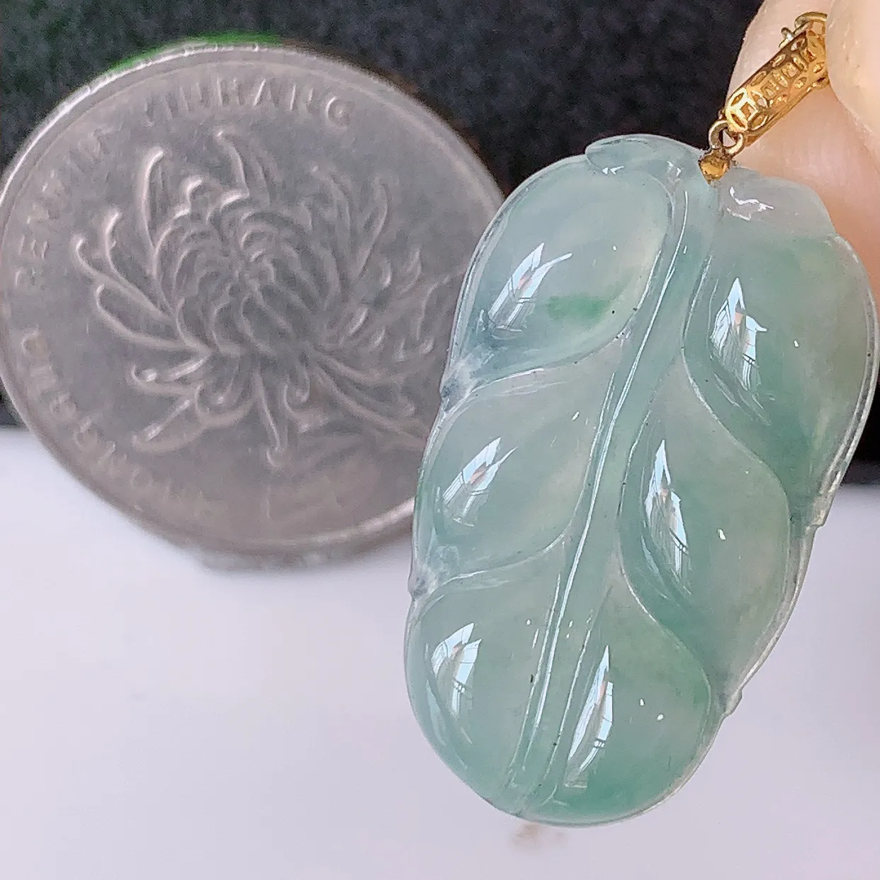 18K金镶嵌冰种叶子翡翠叶子吊坠 ，种水足，色泽清新，工艺精湛，叶子寓意美好；金枝玉叶，事业有成。#1.10