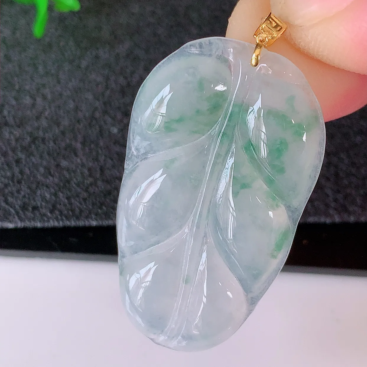 18K金镶嵌冰种飘花翡翠叶子吊坠 ，种水足，色泽清新，工艺精湛，叶子寓意美好；金枝玉叶，事业有成。#49.10
