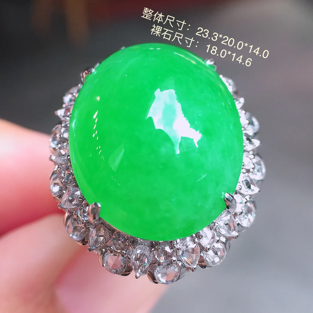 阳绿蛋面戒指，色泽均匀艳丽，玉质细腻，荧光感超
强，饱满圆润，尽显优雅气质，18k
金豪华镶嵌
