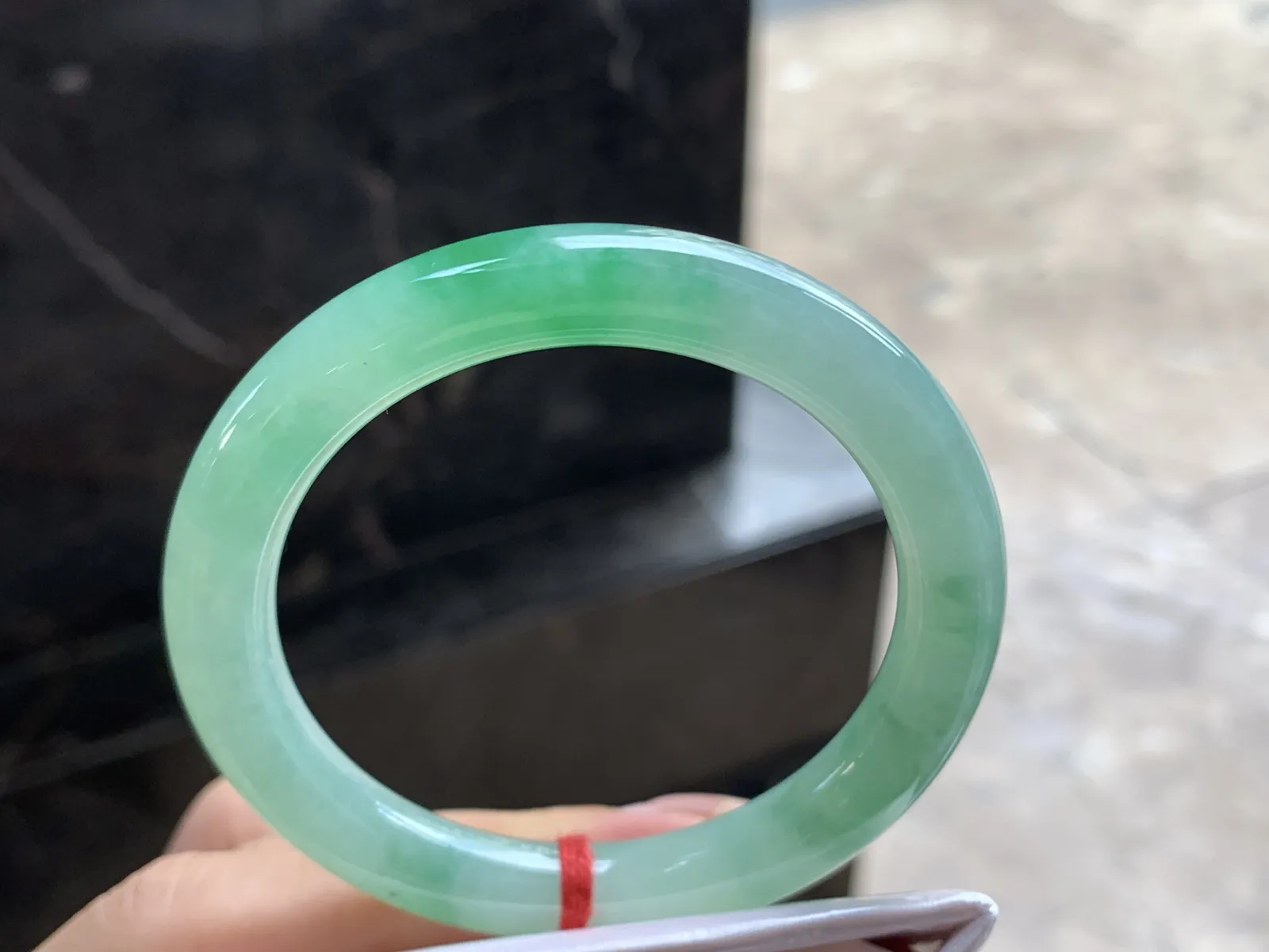 54-8.8

阳绿色圆条手镯^_^色阳 玉质温润