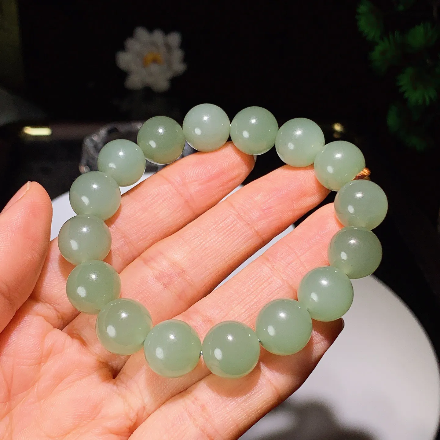 和田玉晴水圆珠手串。单颗尺寸12！玉质细腻油润 底色纯净 脂粉好，品质好。lt251010