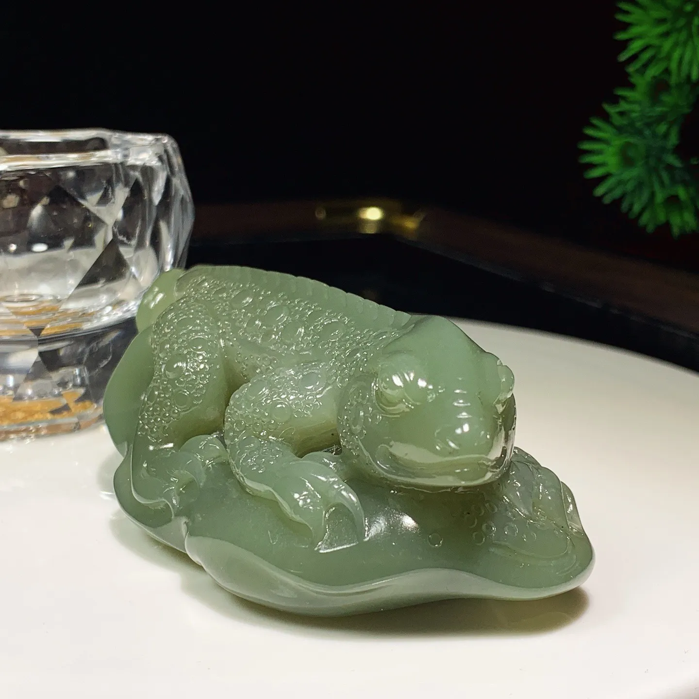 和田玉湖水绿今非昔比蜥蜴把件。尺寸93.6/41/35重176克 玉质细腻油润 底色纯净 脂粉好，品