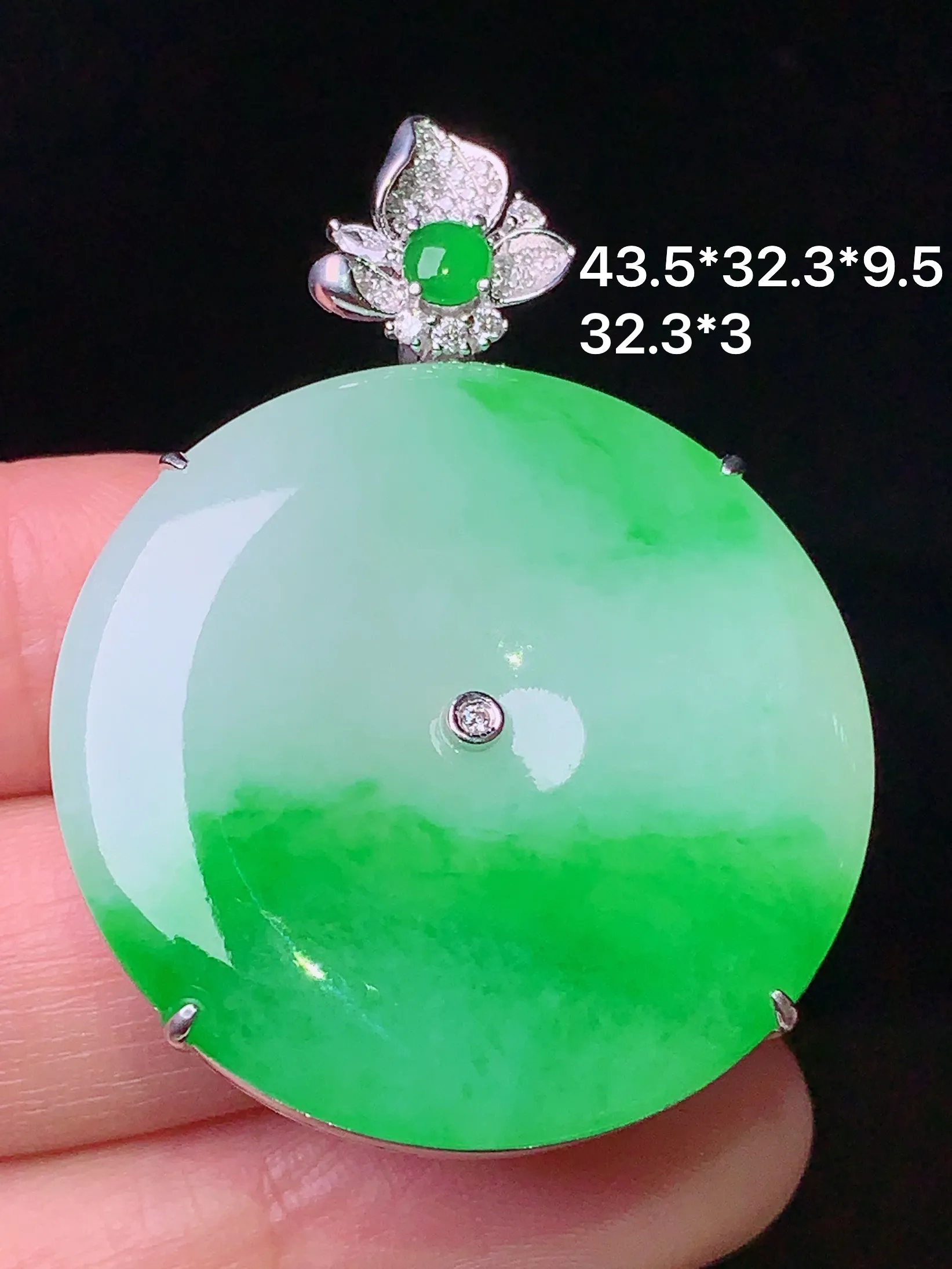 18k金钻镶嵌飘绿平安扣吊坠 玉质细腻 色泽清新艳丽 整体尺寸43.5*32.3*9.5