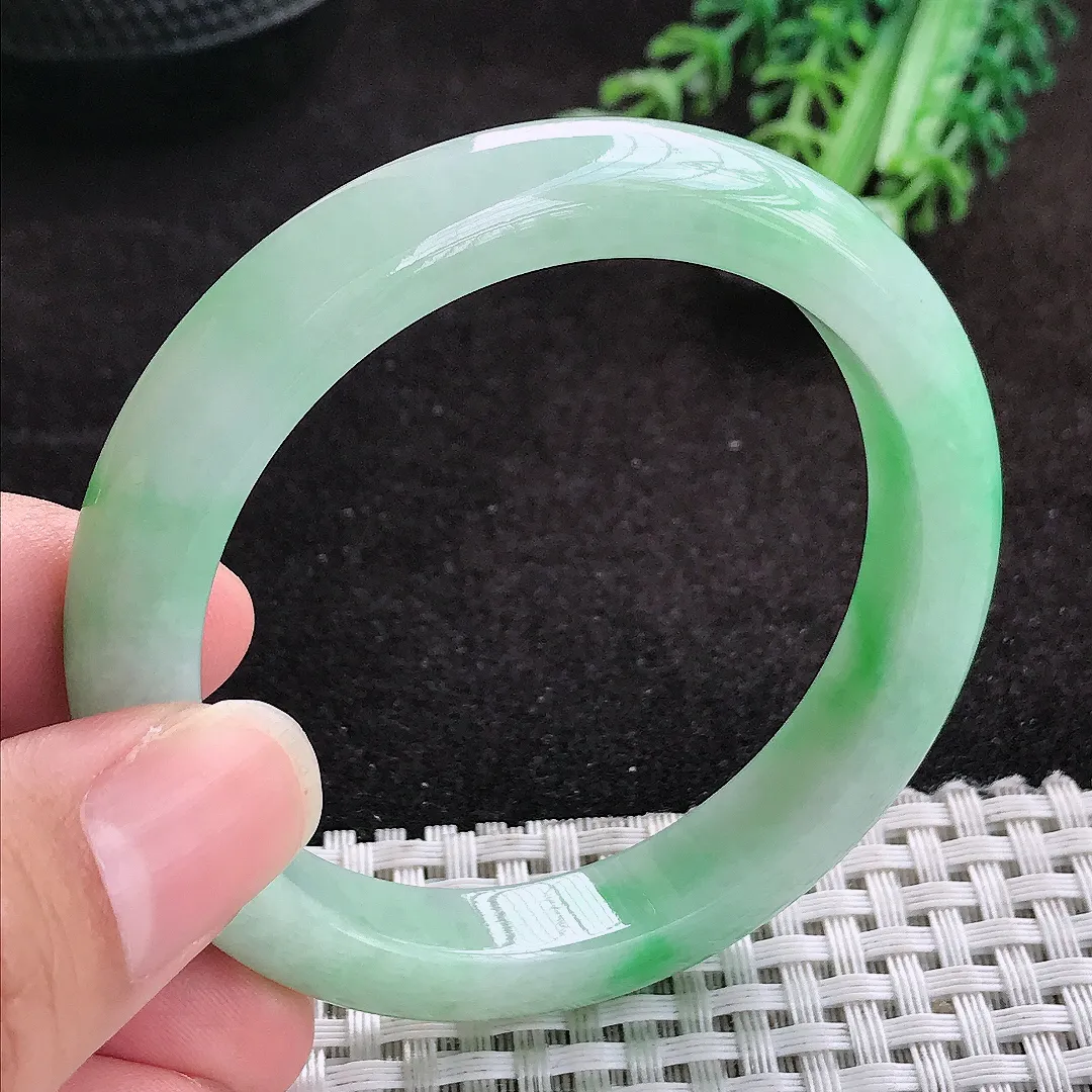 自然光52.5/10.1/8老坑精美温润飘阳绿手镯玉镯子美人镯手环