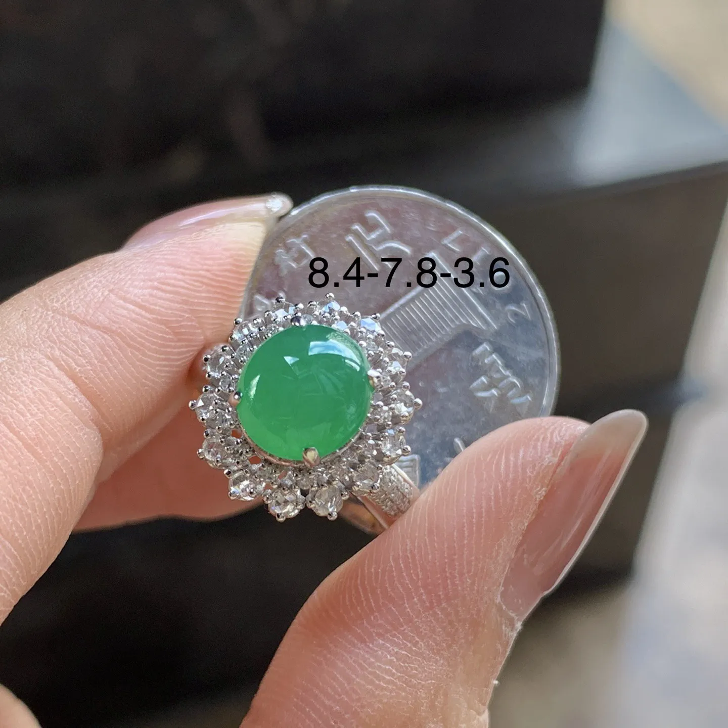 金钻镶嵌绿色戒指^_^色阳 水润