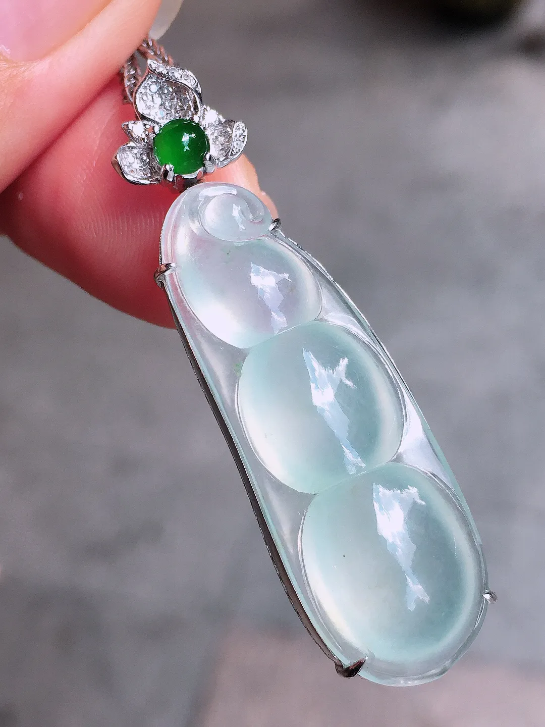 冰种福豆吊坠，玉质细腻，荧光感超
强，饱满圆润，尽显优雅气质，18k
金豪华镶嵌