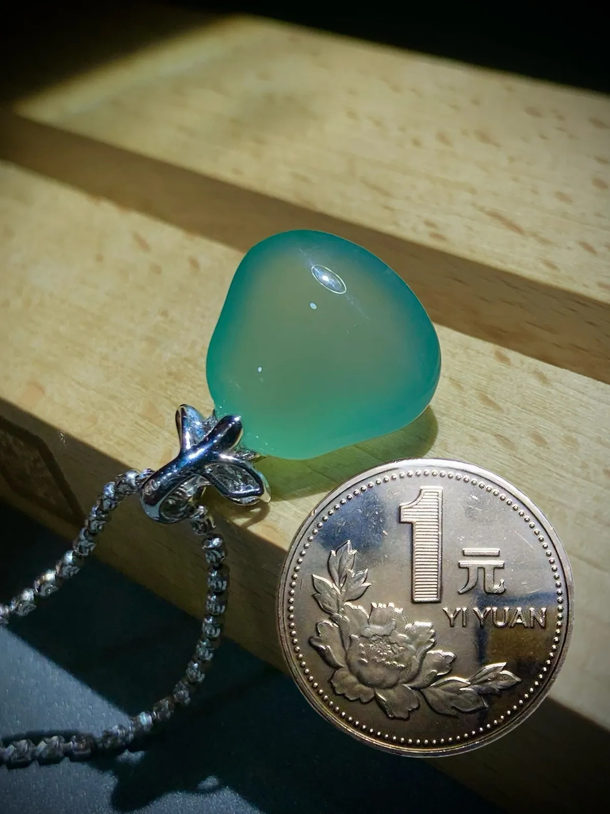 饱满福瓜，裸石15-15-9mm，
18K金，南非钻，不配链