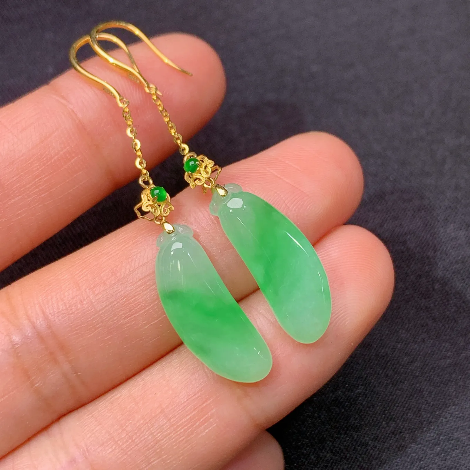 冰飘绿福瓜耳坠，18k金镶嵌，简约时尚，冰润色阳，种水足，zha 裸石18.7*7.1*3.6