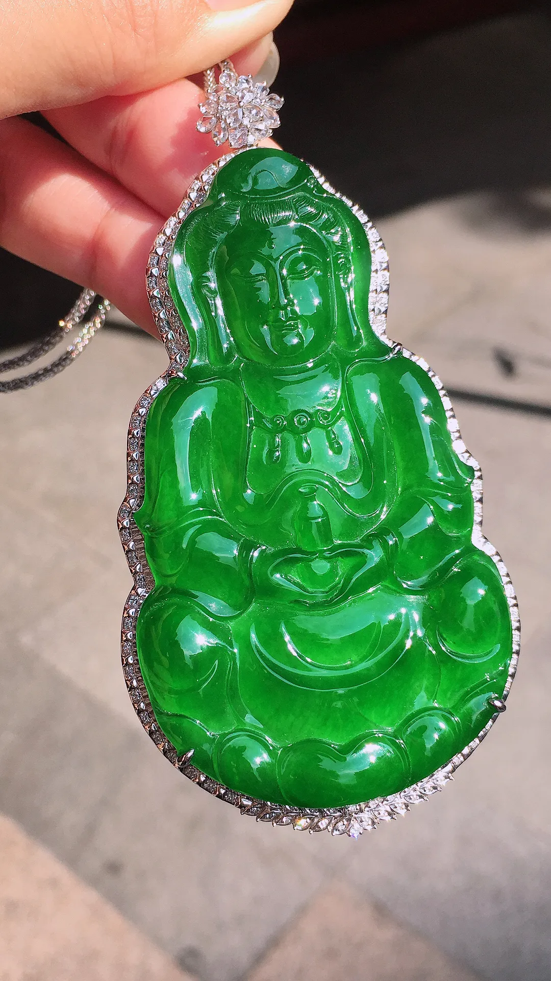 满绿大观音吊坠，色泽均匀艳丽，玉质细腻，荧光感超
强，饱满圆润，尽显优雅气质，18k
金豪华镶嵌
