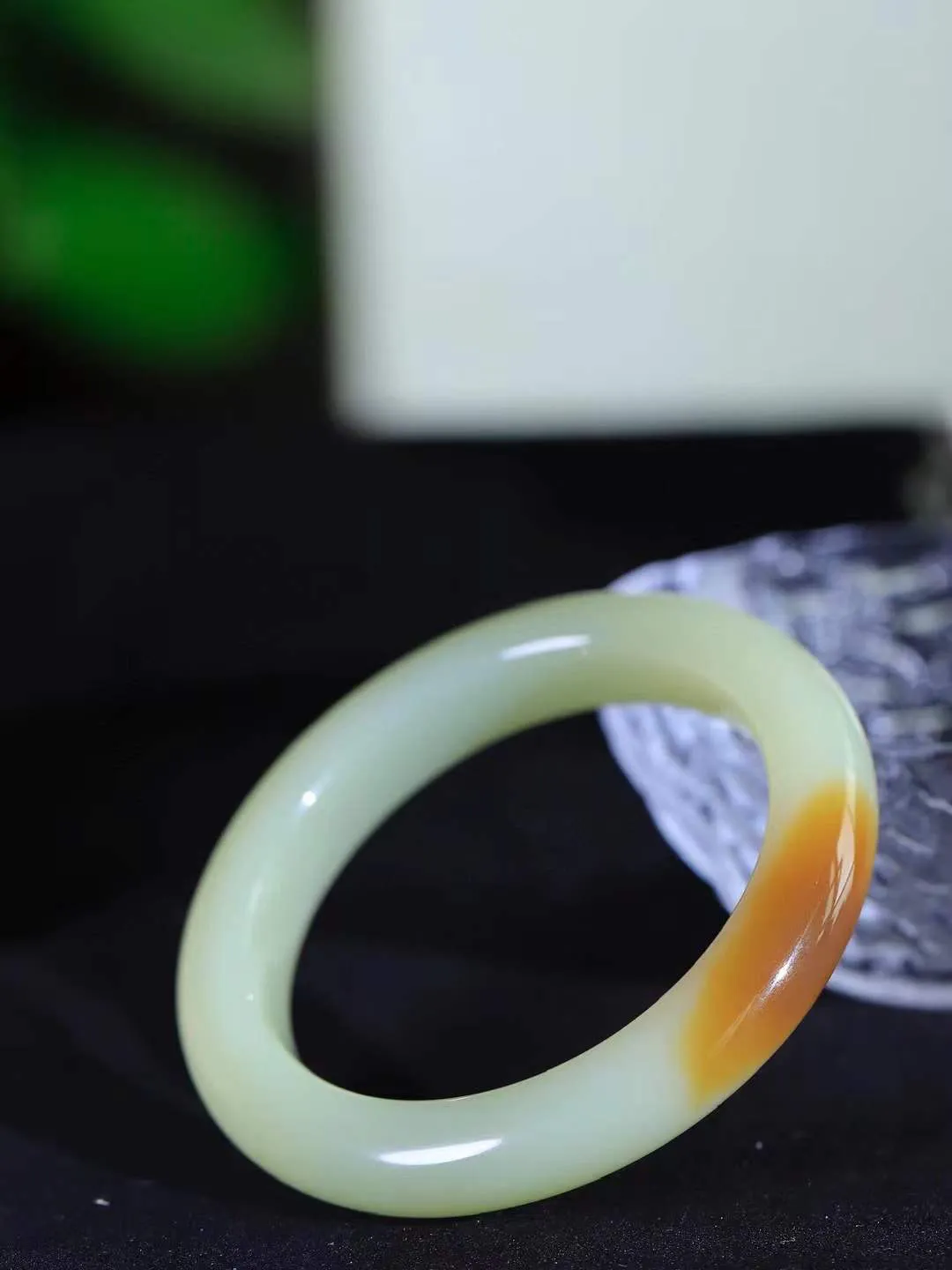 （温柔雅致.手镯）

精品️和田玉糖白玉手镯。镯型饱满，温润细腻，脂润沁香。️执一卷书，沏一盏茶，着一袭裙，戴一只镯。淡淡浅笺，素心若兰，静赏玉中诗画。悠悠岁月，芊手轻摘，盛满诗样芳华。重60.5克   尺寸55.5-12.2-10mm    FDA-321051300