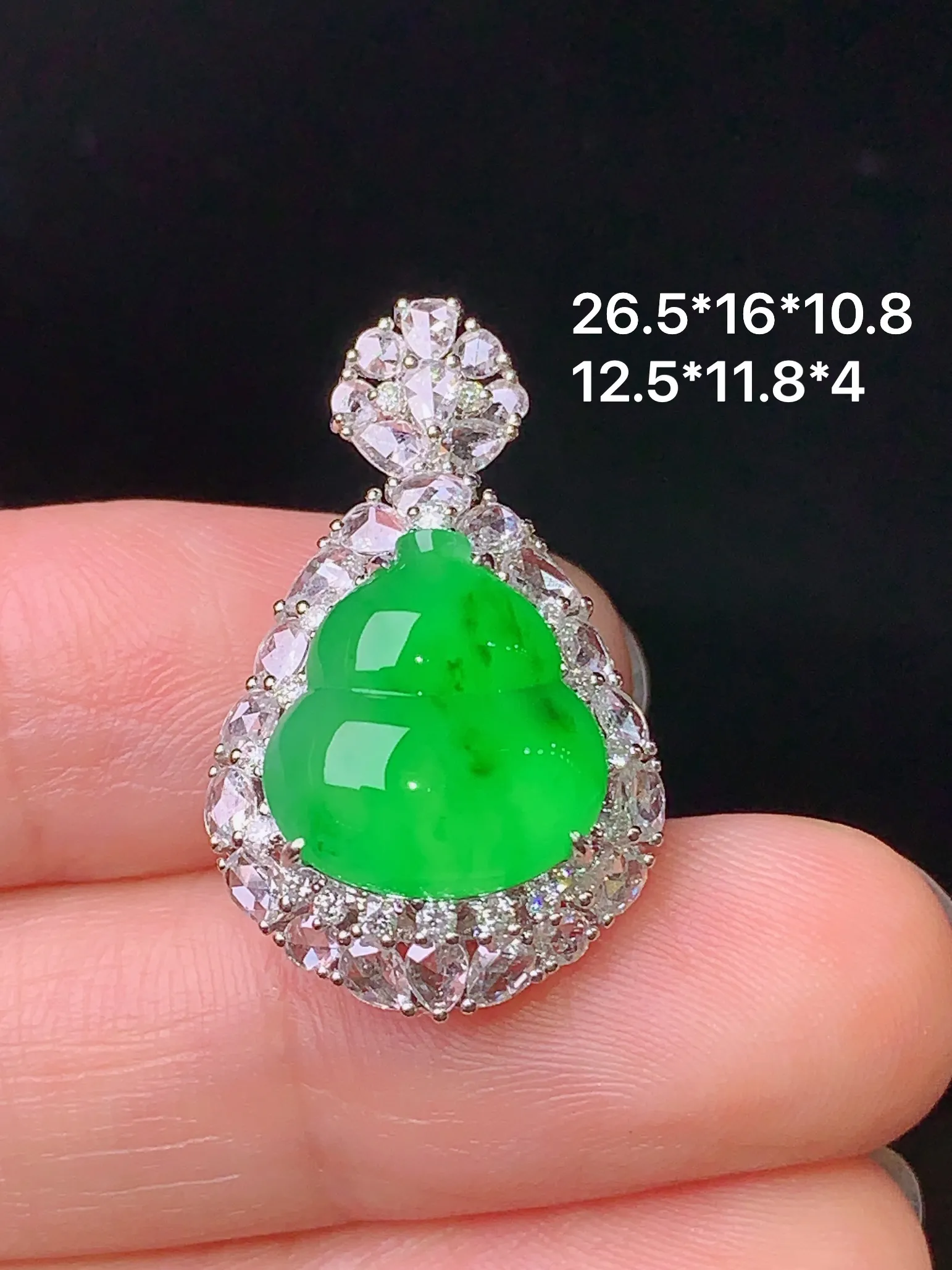 18k金钻镶嵌满绿葫芦吊坠 玉质细腻 色泽清新艳丽 整体尺寸26.5*16*10.8