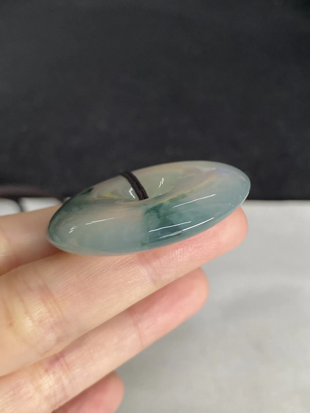 翡翠冰糯种飘绿平安扣，配珠未测