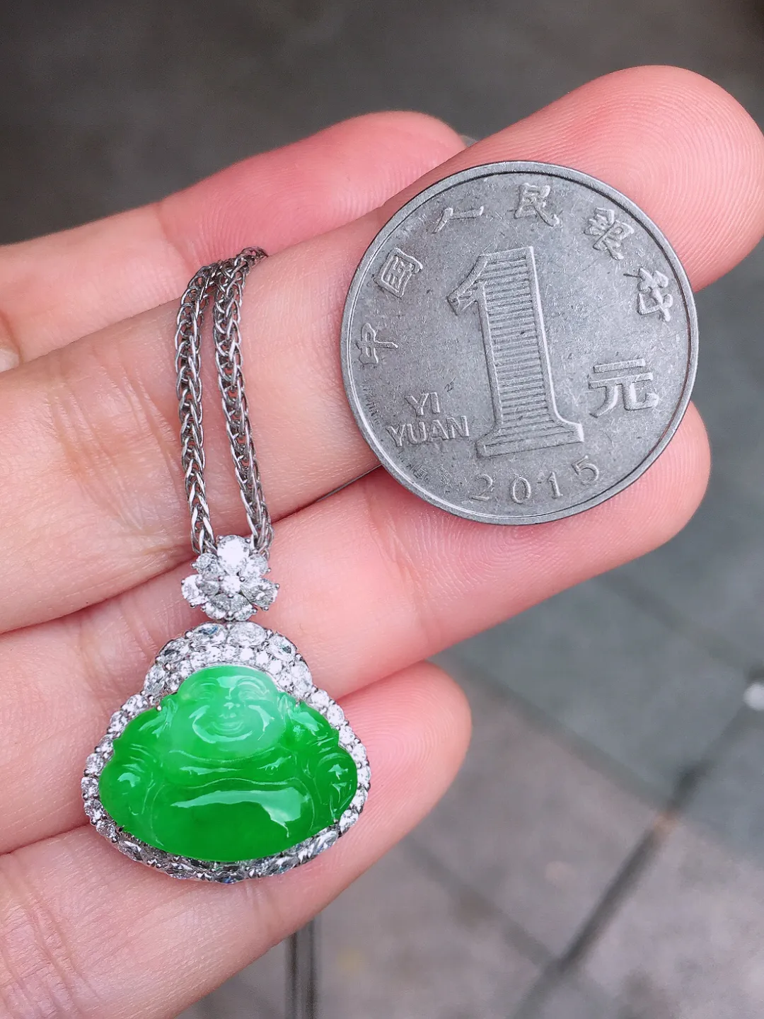 阳绿佛公吊坠，色泽艳丽，玉质细腻，荧光感超
强，饱满圆润，尽显优雅气质，18k
金豪华镶嵌