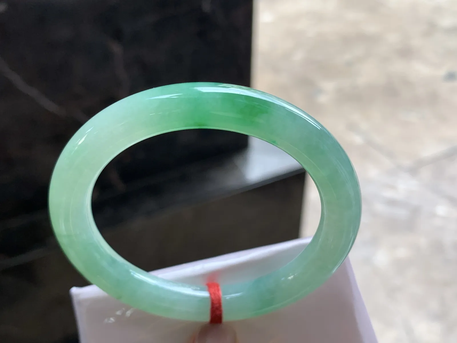 54-8.8

阳绿色圆条手镯^_^色阳 玉质温润