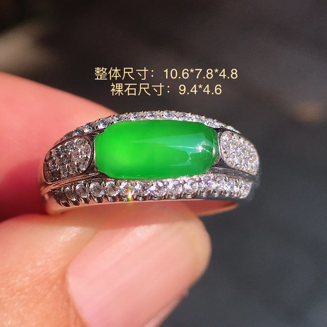 阳绿马鞍戒指，色泽均匀艳丽，玉质细腻，荧光感超
强，饱满圆润，尽显优雅气质，18k
金豪华镶嵌