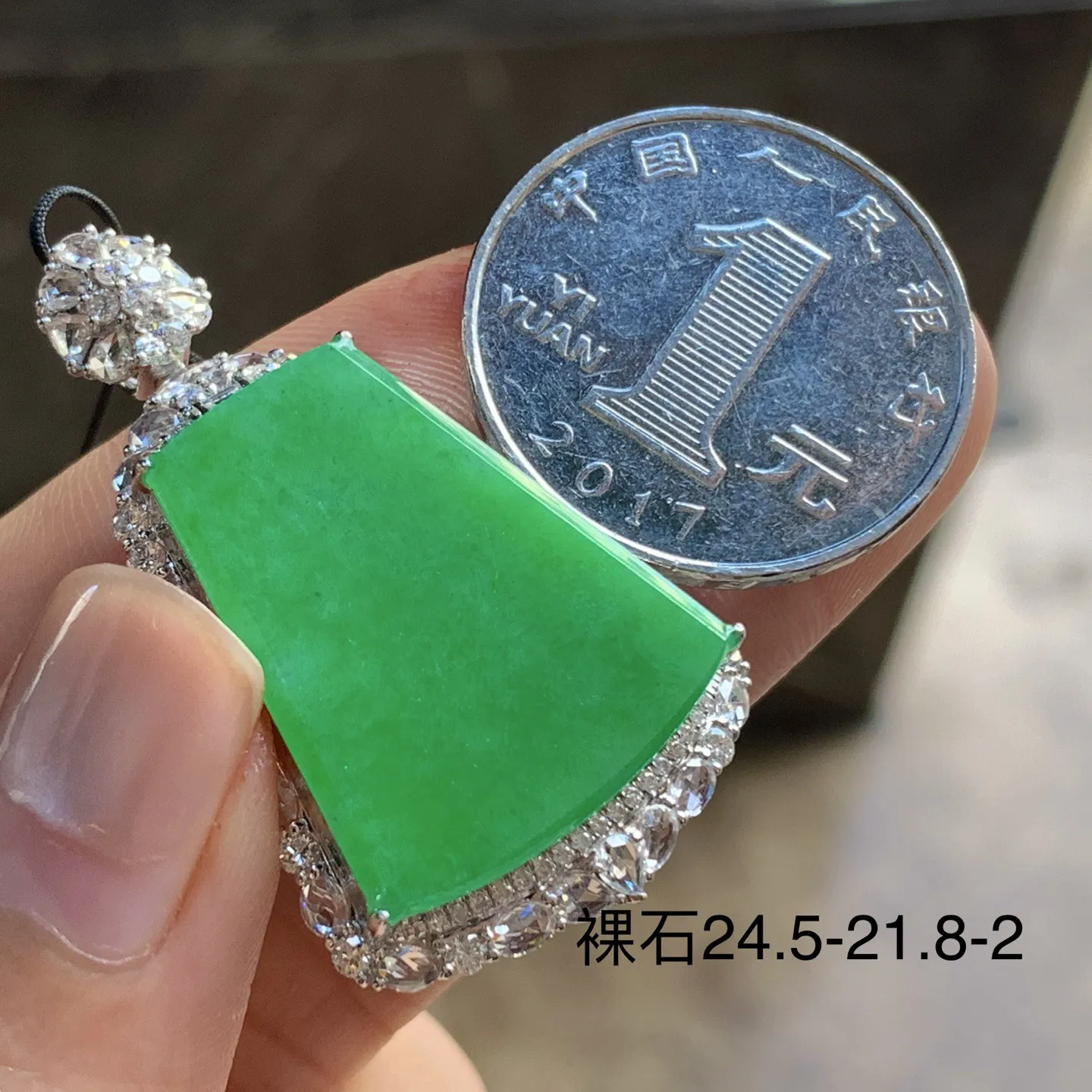 金钻镶嵌浓绿色无事牌^_^鲜艳
