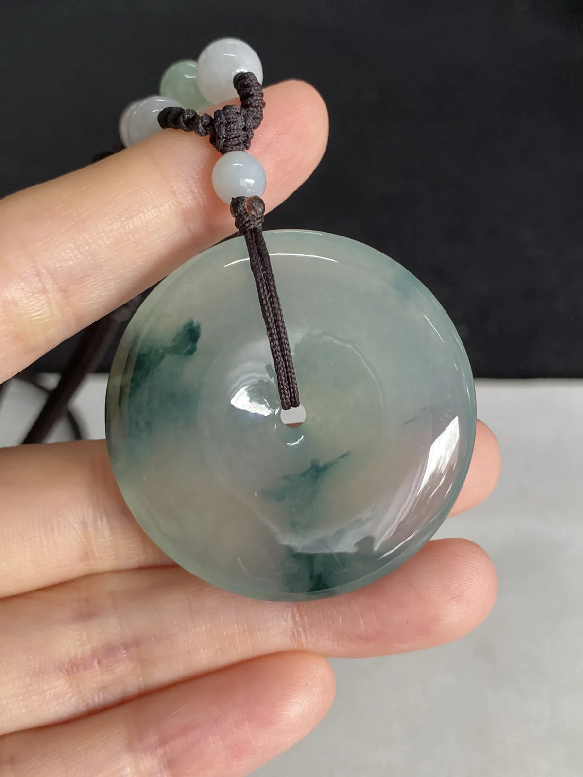 翡翠冰糯种飘绿平安扣，配珠未测