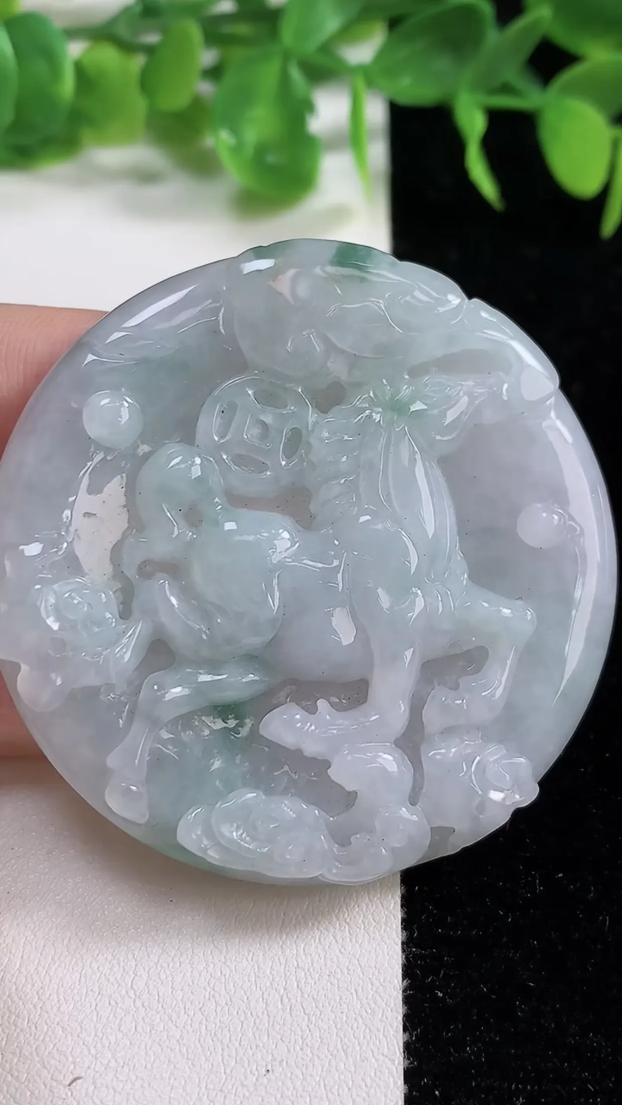 缅甸天然翡翠a货 老坑料起胶冰润 飘花马上有钱  生肖马牌吊坠，尺寸55-8mm  y 47.12