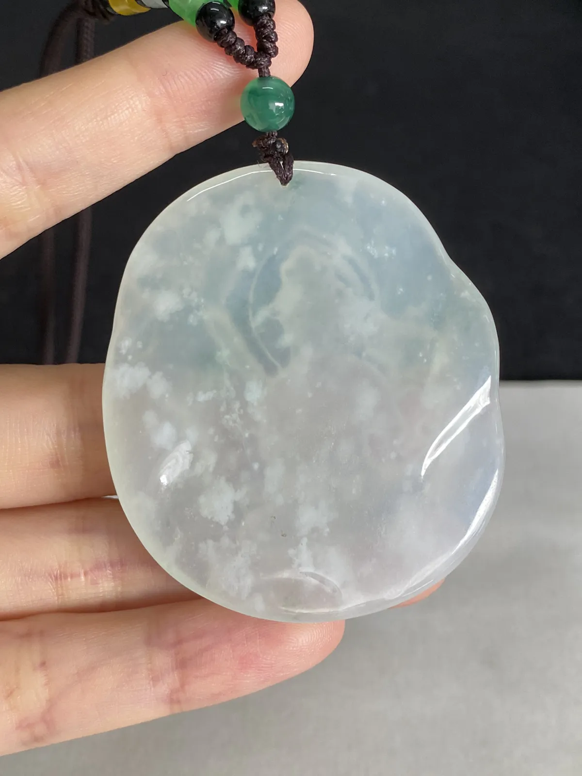 翡翠冰糯种白色吊坠，配珠未测