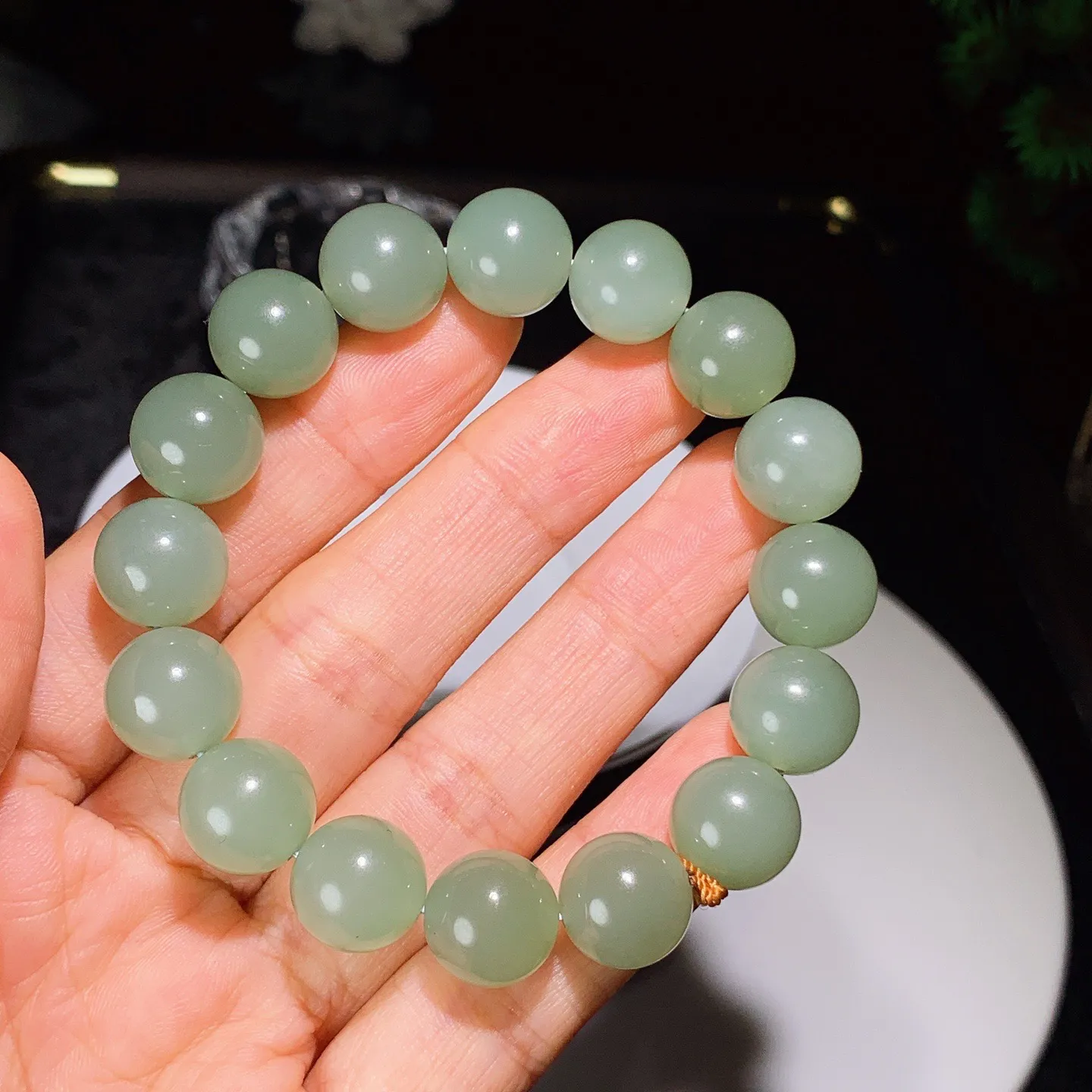 和田玉晴水圆珠手串。单颗尺寸12！玉质细腻油润 底色纯净 脂粉好，品质好。lt251010