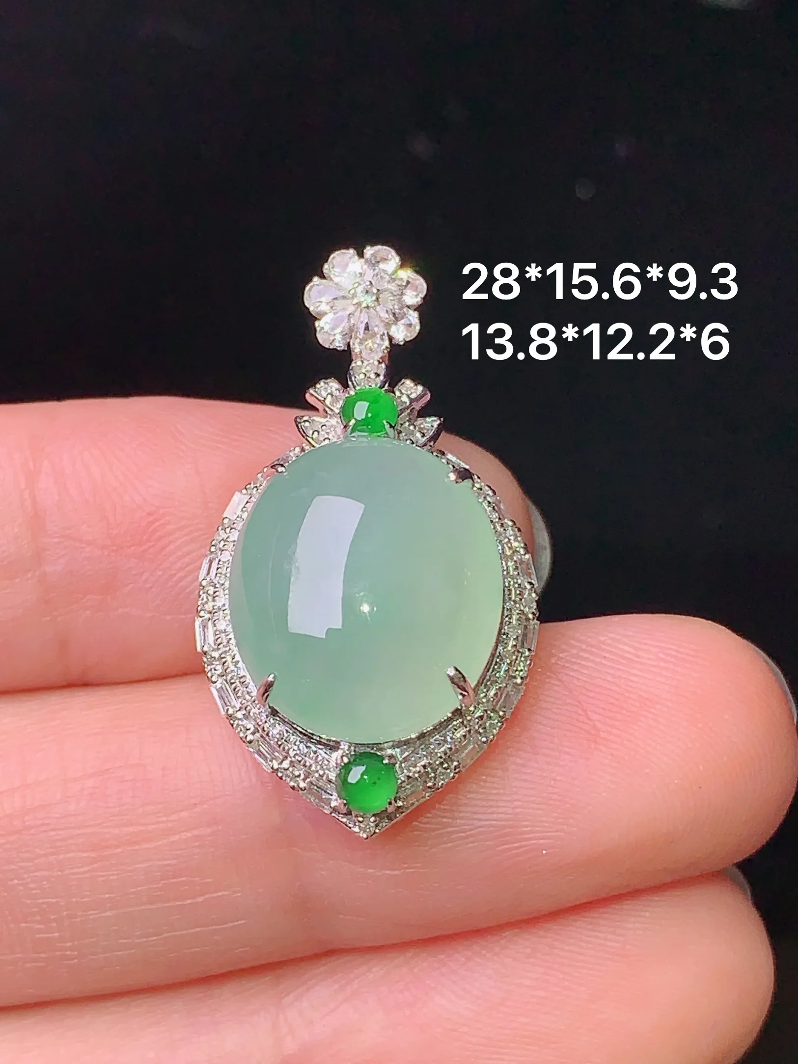 18k金钻镶嵌浅绿蛋面吊坠 玉质细腻 色泽清新艳丽 整体尺寸28*15.6*9.3