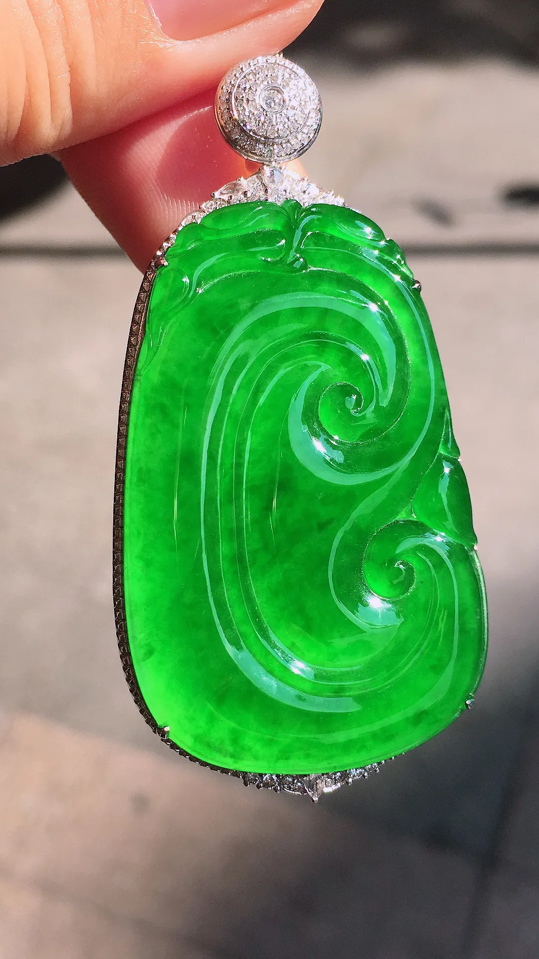 阳绿如意吊坠，色泽均匀艳丽，玉质细腻，荧光感超
强，饱满圆润，尽显优雅气质，18k
金豪华镶嵌