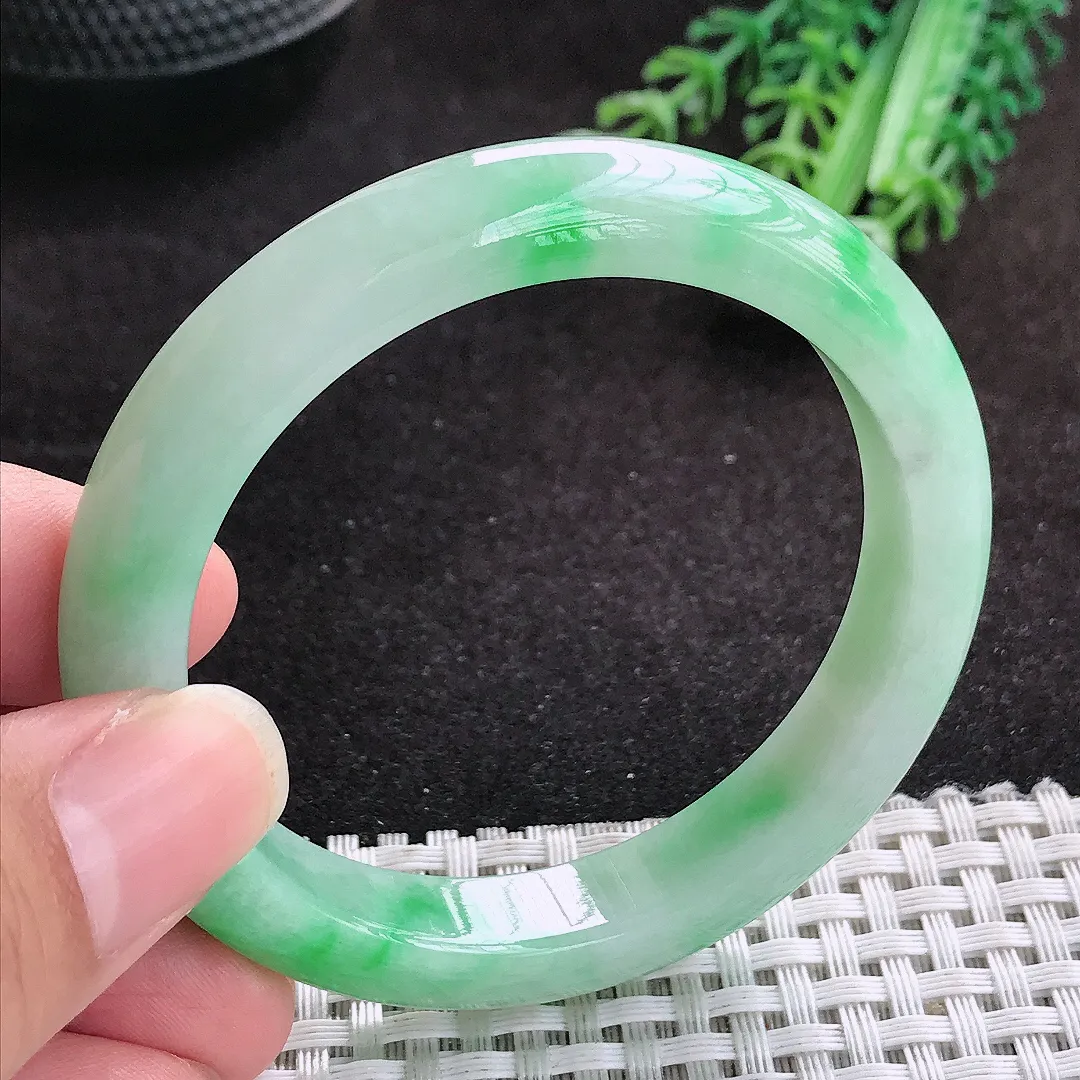 自然光52.5/10.1/8老坑精美温润飘阳绿手镯玉镯子美人镯手环