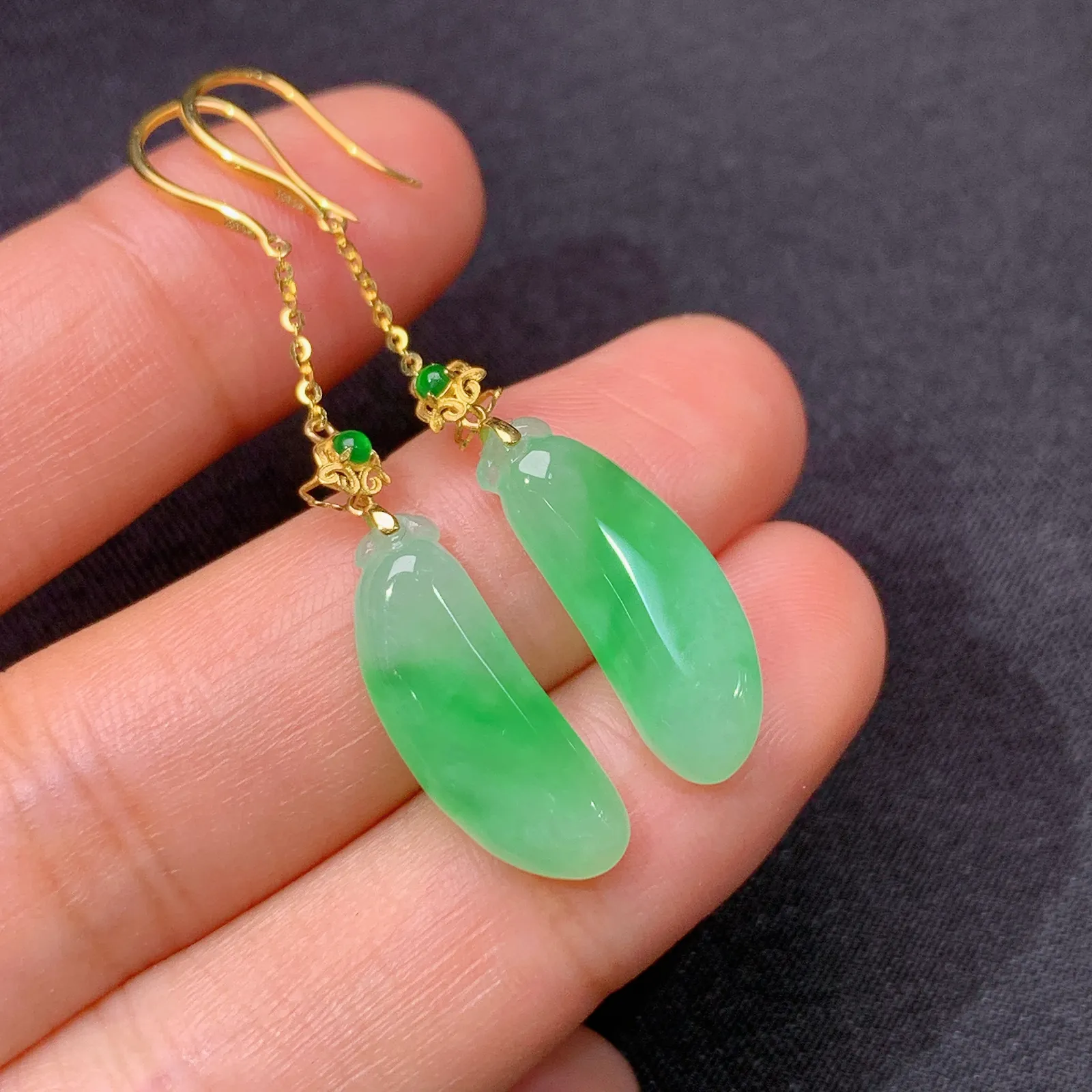 冰飘绿福瓜耳坠，18k金镶嵌，简约时尚，冰润色阳，种水足，zha 裸石18.7*7.1*3.6