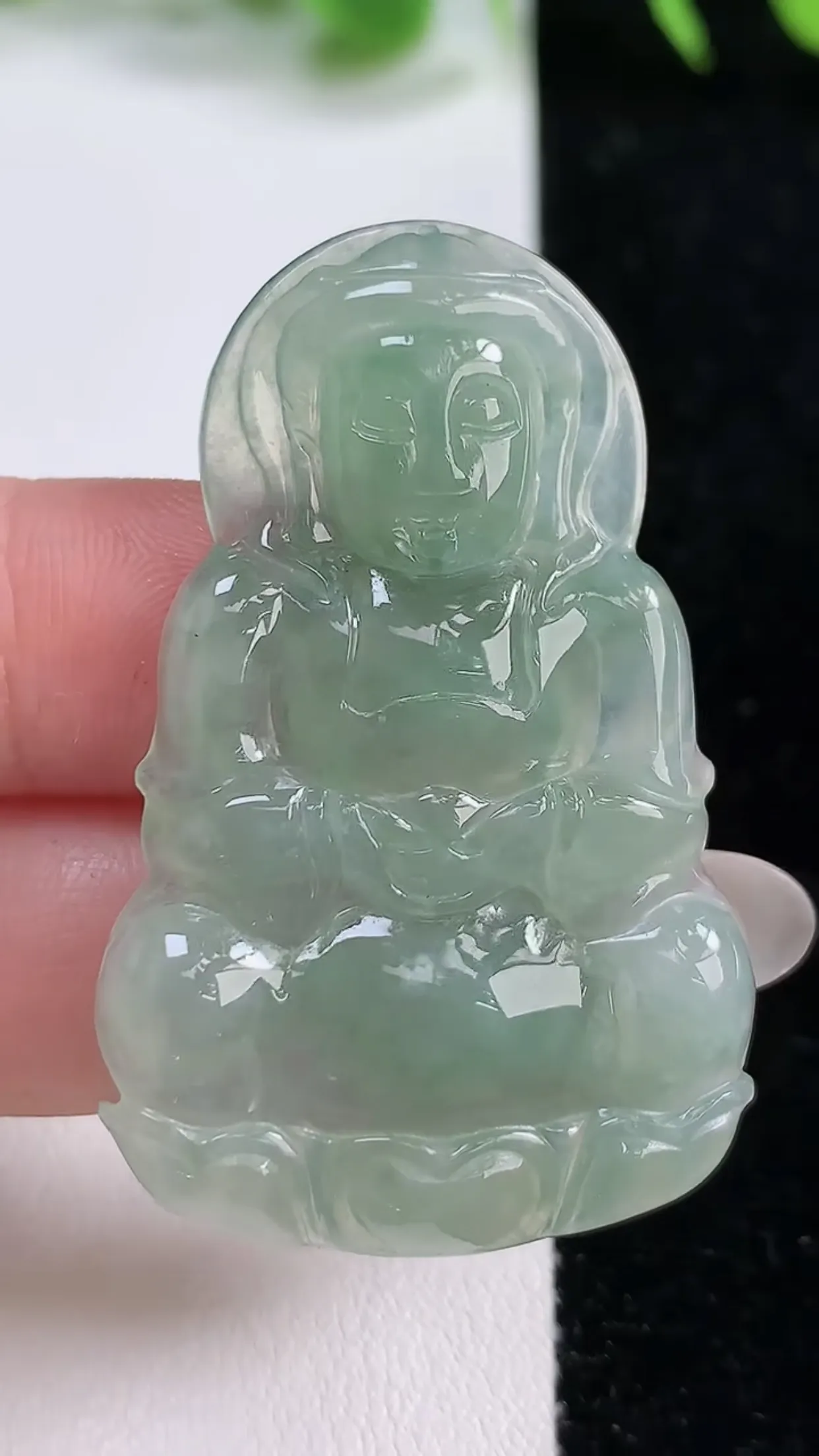 缅甸天然翡翠a货 老坑料起胶冰种 浅绿正装观音菩萨吊坠，尺寸46-29.5-4.7mm  y  10