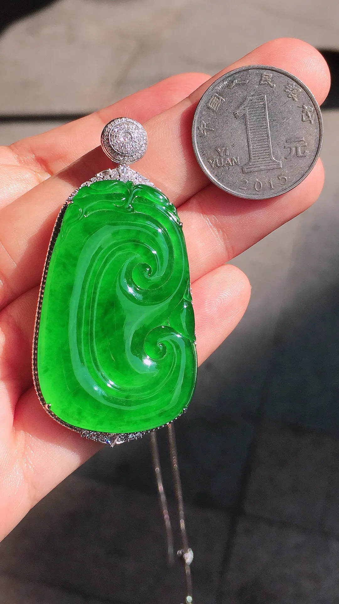 阳绿如意吊坠，色泽均匀艳丽，玉质细腻，荧光感超
强，饱满圆润，尽显优雅气质，18k
金豪华镶嵌