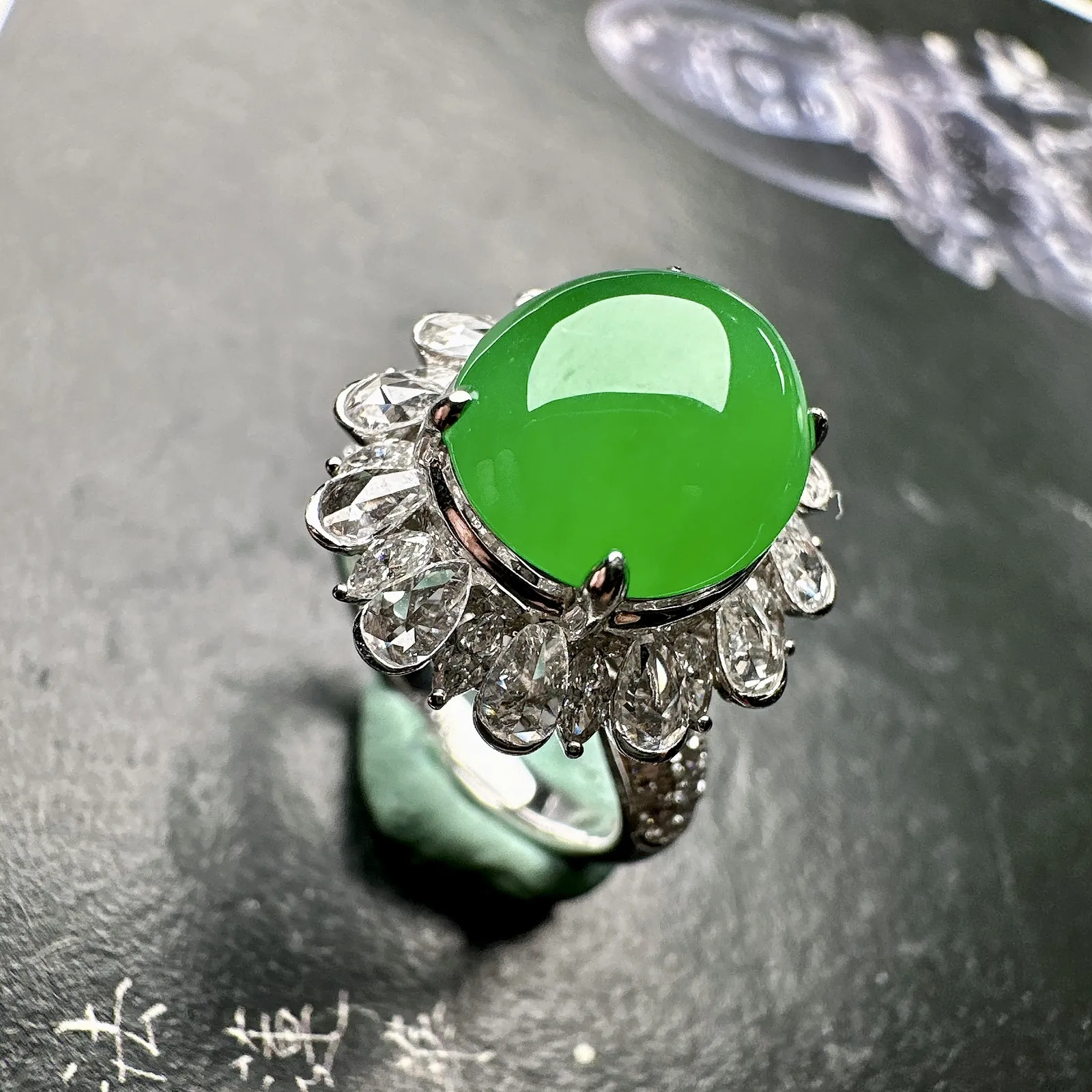 【冰种绿蛋面戒指】质地细腻，冰润起光，胶感强烈，冰感明显。18K金钻精美镶嵌，裸石尺寸11.6*10.3*6毫米