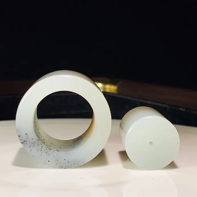 新疆和田玉楼兰三色扳指。尺寸34/26尺寸26/20内径23重62.8克 玉质细腻油润 底色纯净 脂粉好，品质好。lt251010